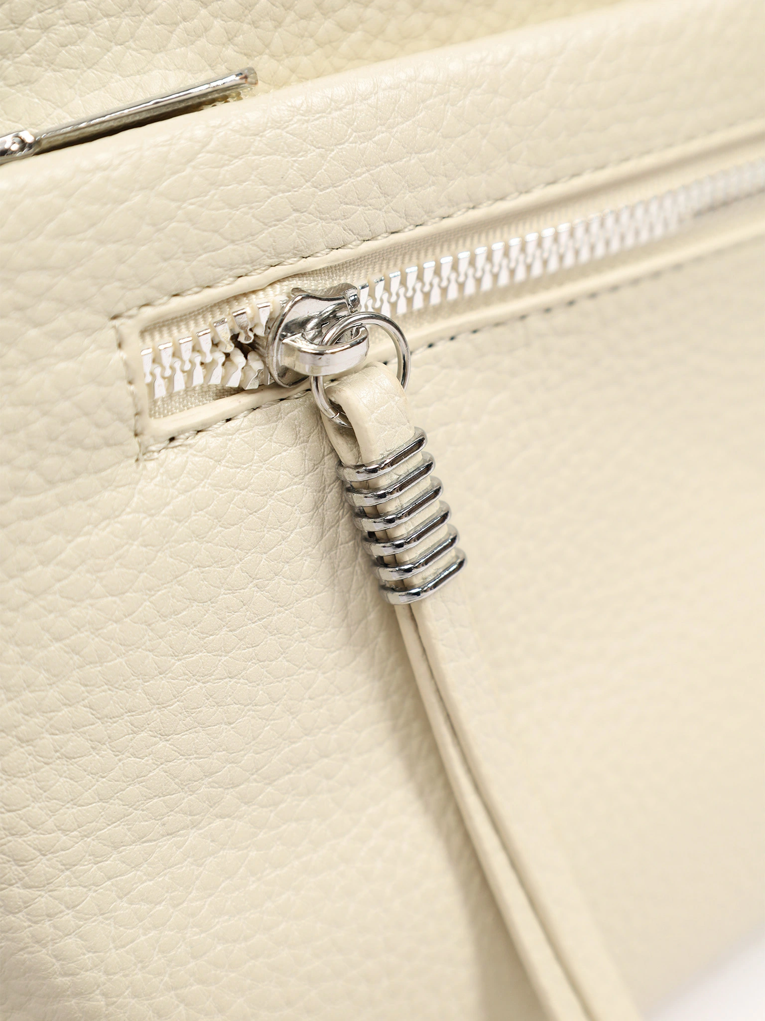 Сумка-кроссбоди с декоративным пуллером в ассортименте